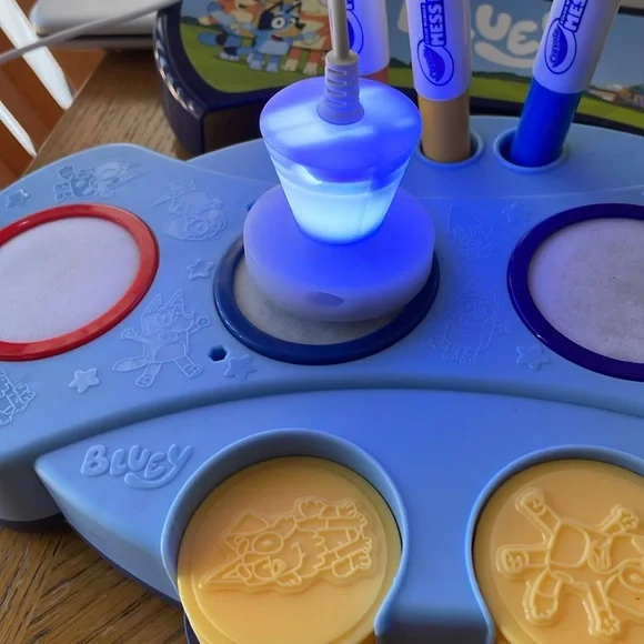 Crayola Magic Light Up Bluey Stamper Art Set Mess Free Light-Up Stamper - Picture 5 of 6